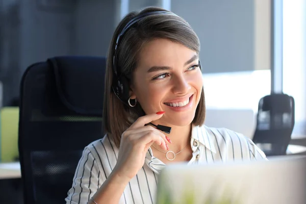 Kvinnlig Kundsupport Operatör Med Headset Och Leende — Stockfoto