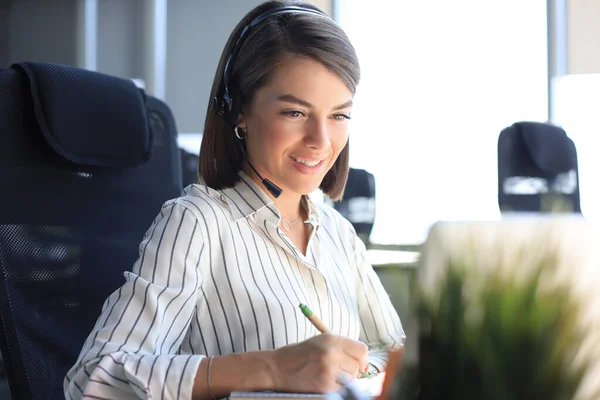 Operadora Suporte Cliente Feminina Com Fone Ouvido Sorrindo — Fotografia de Stock