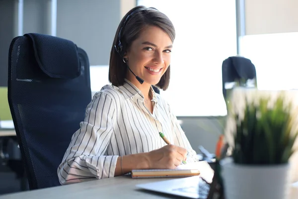 Opérateur Soutien Clientèle Féminin Avec Casque Sourire — Photo