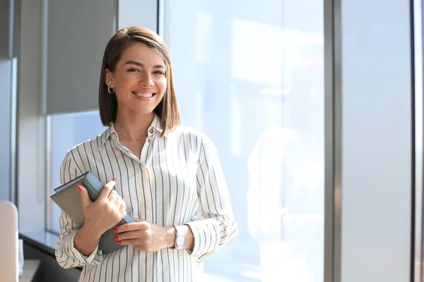 Atrakcyjna Kobieta Biznesu Patrzy Obiektyw Uśmiecha Się Stojąc Biurze — Zdjęcie stockowe