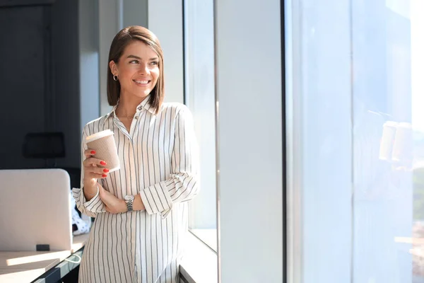 Belle Femme Affaires Regardant Caméra Souriant Tout Tenant Dans Bureau — Photo