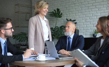 Yatırım planlarını tartışmak için iş adamları beyin fırtınası toplantısı yapıyor.