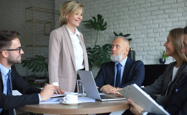 Yatırım planlarını tartışmak için iş adamları beyin fırtınası toplantısı yapıyor.