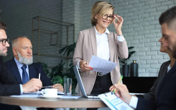 Yatırım planlarını tartışmak için iş adamları beyin fırtınası toplantısı yapıyor.