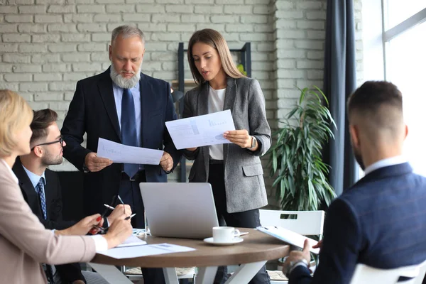 Yatırım planlarını tartışmak için iş adamları beyin fırtınası toplantısı yapıyor.