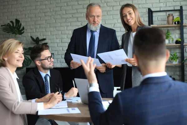 Reunião Brainstorming Trabalho Equipe Dos Empresários Para Discutir Planos Investimento — Fotografia de Stock