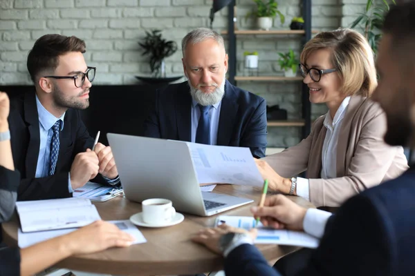 Yatırım planlarını tartışmak için iş adamları beyin fırtınası toplantısı yapıyor.