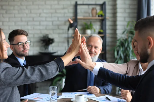 Empresários Apertando Mãos Terminando Uma Reunião — Fotografia de Stock