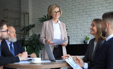 Yatırım planlarını tartışmak için iş adamları beyin fırtınası toplantısı yapıyor.