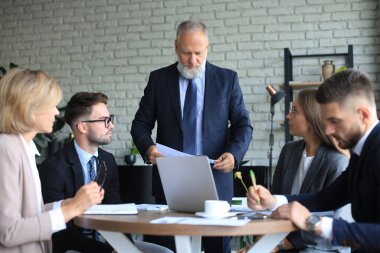 İşletme ekibi laptopun sonuçlarını kontrol etmek için çalışıyor.