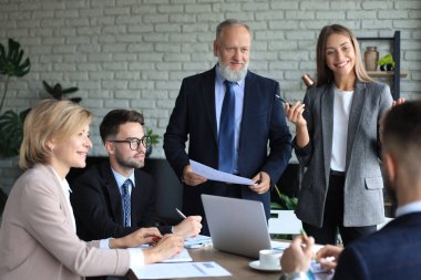 Yatırım planlarını tartışmak için iş adamları beyin fırtınası toplantısı yapıyor.