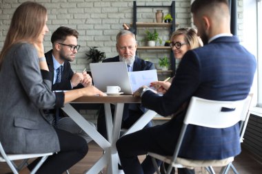 Yatırım planlarını tartışmak için iş adamları beyin fırtınası toplantısı yapıyor.
