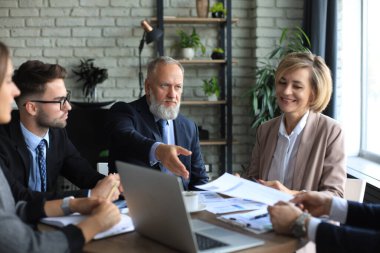 Yatırım planlarını tartışmak için iş adamları beyin fırtınası toplantısı yapıyor..