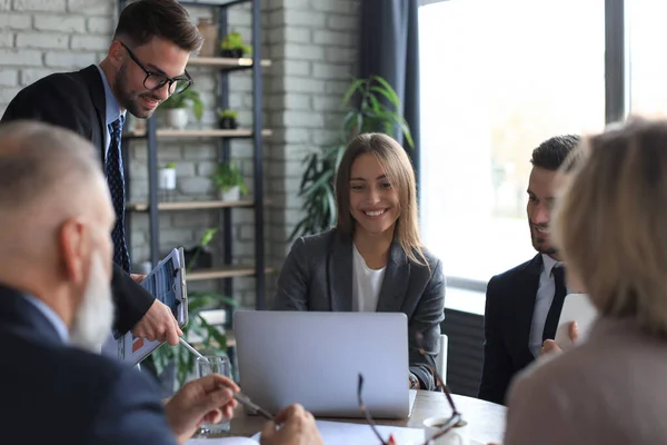 Inicie Equipo Negocios Reunión Interior Oficina Brillante Moderna Trabajando Ordenador — Foto de Stock