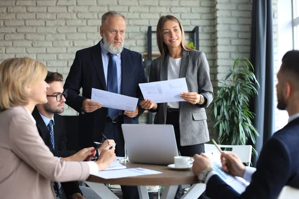 Reunião Brainstorming Trabalho Equipe Dos Empresários Para Discutir Planos Investimento — Fotografia de Stock