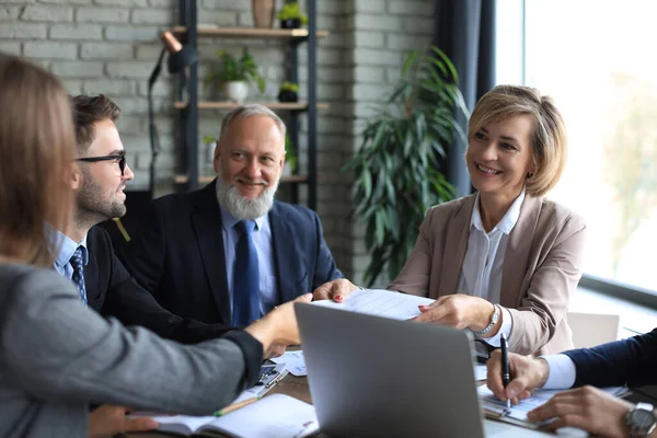 Grupo de socios comerciales que discuten ideas y trabajo de planificación en la oficina. —  Fotos de Stock