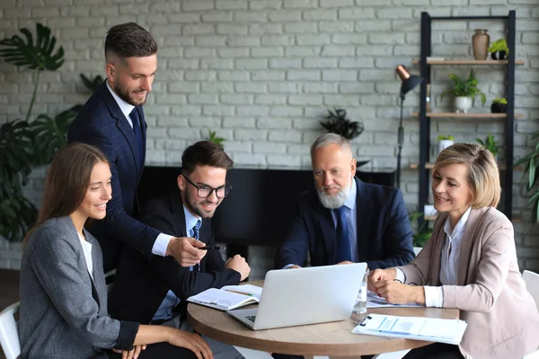 Equipo de negocios trabajando en el ordenador portátil para comprobar los resultados de su trabajo. — Foto de Stock