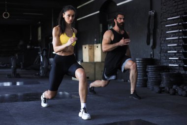 Spor salonunda spor yapan çekici bir çift.