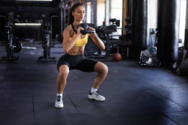 Spor salonunda kettlebell 'li spor kadını