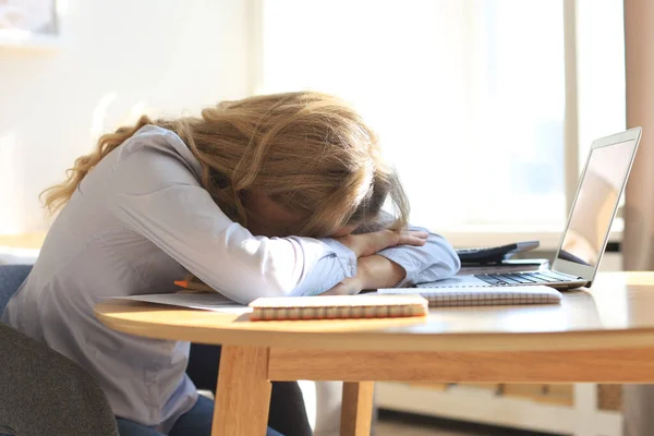 Cansada Mulher Sobrecarregada Descansando Enquanto Trabalhava Escrevendo Notas — Fotografia de Stock
