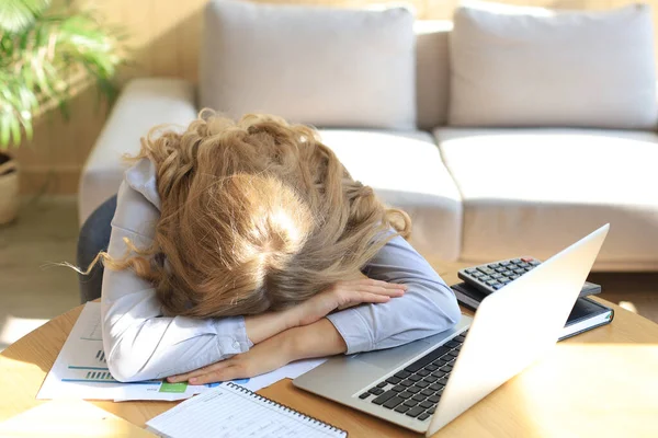 Müde Überarbeitete Frau Ruht Sich Aus Während Sie Laptop Arbeitet — Stockfoto