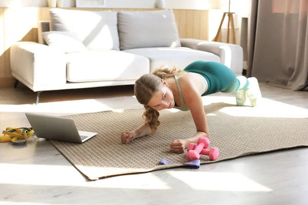 Mulher Fitness Fazendo Prancha Assistindo Tutoriais Line Laptop Treinamento Sala — Fotografia de Stock