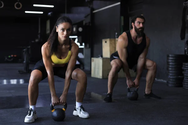 Fit Casal Muscular Focado Levantar Haltere Durante Uma Aula Ginástica — Fotografia de Stock