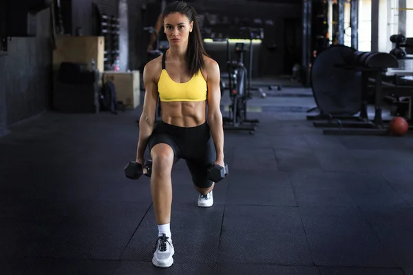 Formda Kaslı Bir Kadın Spor Salonunda Ilaç Topuyla Egzersiz Yapıyor — Stok fotoğraf