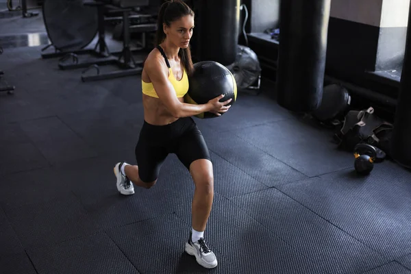 Ovanifrån Passform Och Muskulös Kvinna Som Tränar Med Medicinboll Gym — Stockfoto