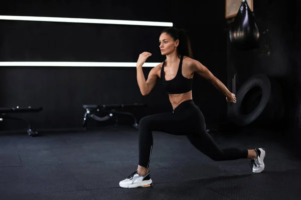 Mulher Ajuste Muscular Bonita Exercitando Músculos Construção — Fotografia de Stock