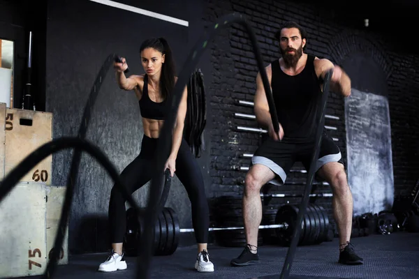 Atlético Joven Pareja India Con Cuerda Batalla Haciendo Ejercicio Gimnasio — Foto de Stock