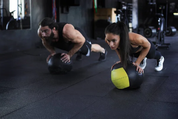 Hermosa Pareja Jóvenes Deportes Está Trabajando Con Pelota Medicina Gimnasio — Foto de Stock