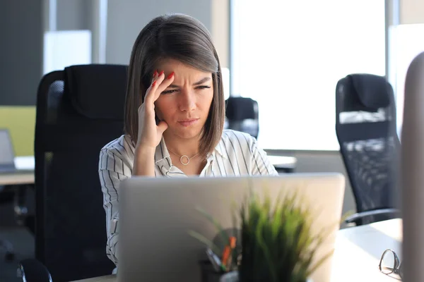 Frustrované Obchodní Žena Hledá Vyčerpaný Zatímco Sedí Svém Pracovišti — Stock fotografie