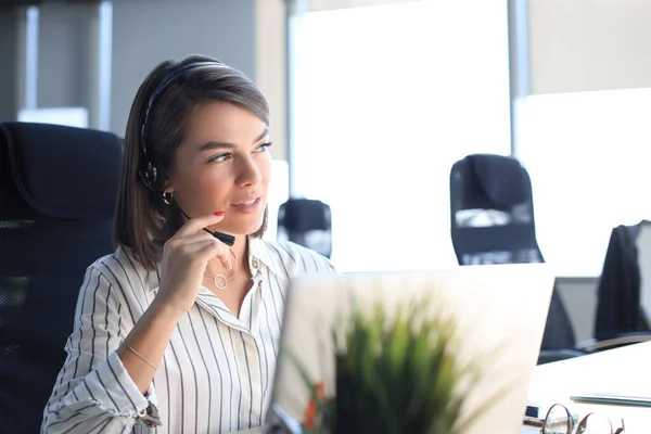 Operatore Assistenza Clienti Femminile Con Auricolare Sorriso — Foto Stock