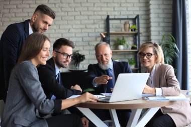 İşletme ekibi laptopun sonuçlarını kontrol etmek için çalışıyor.
