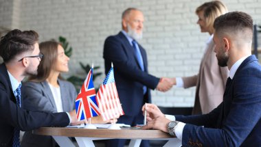 Birleşik Krallık ve Amerikalı liderler anlaşma konusunda el sıkışıyor