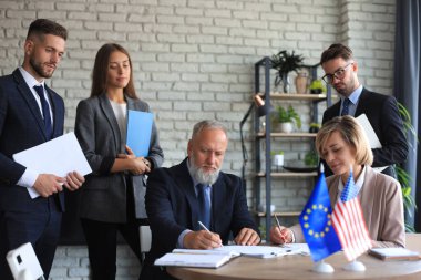 İki iş ortağı bir belge imzalıyor. Avrupa Birliği Amerika Birleşik Devletleri