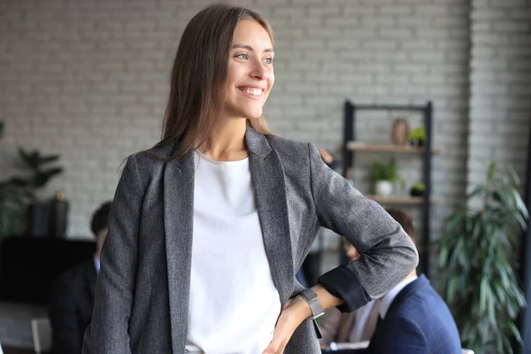 Zakelijke Vrouw Met Haar Personeel Mensen Groep Achtergrond Moderne Lichte — Stockfoto