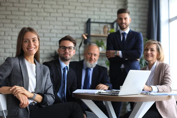 Portret Van Een Positieve Bedrijfsmedewerker Een Vergadering Van Een Kantoorbedrijf — Stockfoto