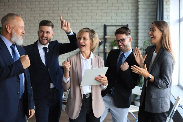Boldog Modern Üzletemberek Tartják Fel Karjukat Fejezik Örömüket Miközben Hivatalban — Stock Fotó