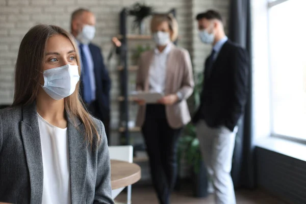 Femme Affaires Masque Médical Avec Son Personnel Groupe Personnes Arrière — Photo