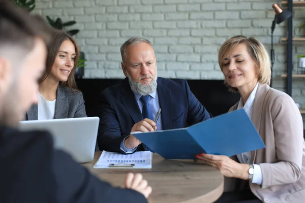 Entrevista Trabajo Con Empleador Equipo Negocios Escuchar Las Respuestas Del — Foto de Stock