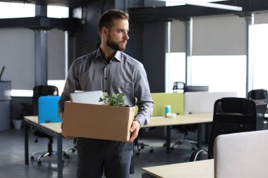 Ofis malzemeleriyle birlikte işten çıkarılan işçi.
