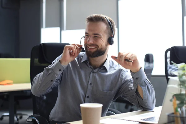 Sorrindo Amigável Bonito Jovem Operador Call Center Masculino — Fotografia de Stock