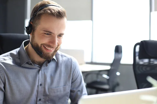 Sonriente Amable Guapo Joven Operador Centro Llamadas Masculino — Foto de Stock