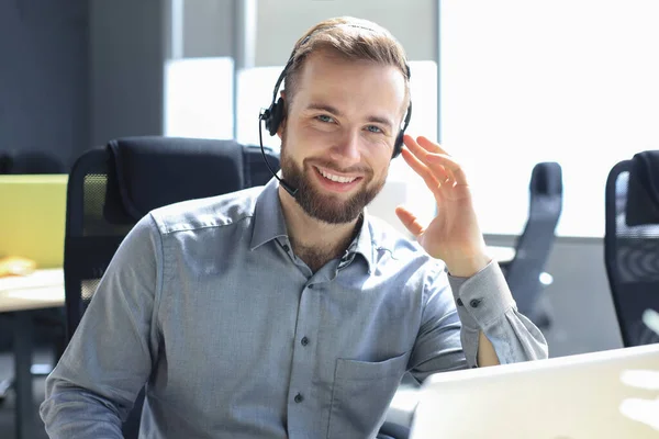 Mosolygós Barátságos Jóképű Fiatal Férfi Call Center Operátor — Stock Fotó