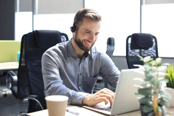 Smiling Operador Call Center Masculino Com Fones Ouvido Sentado Escritório — Fotografia de Stock