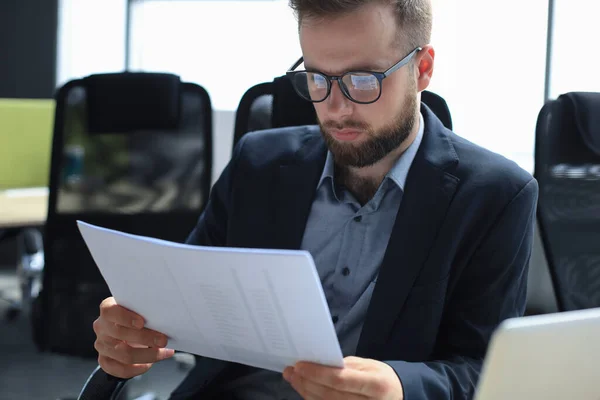 Joven Está Trabajando Con Papeles Mientras Está Sentado Oficina — Foto de Stock