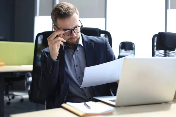 Giovane Uomo Sta Lavorando Con Documenti Mentre Seduto Ufficio — Foto Stock