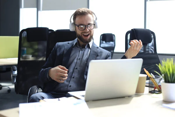 Усміхнений Красивий Бізнесмен Розслабляє Слухає Музику Навушниках Сучасному Офісі — стокове фото